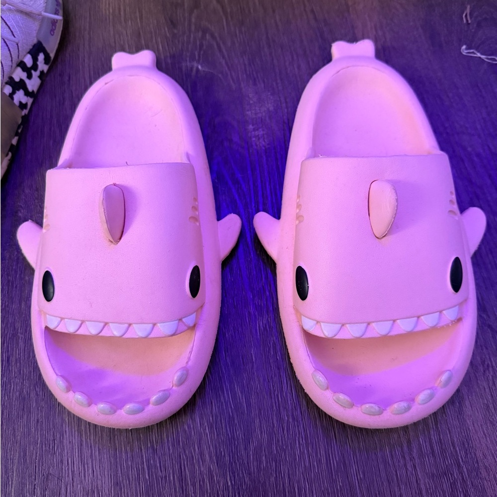 Pink Shark Slides Size 7 - Picture 2 of 3